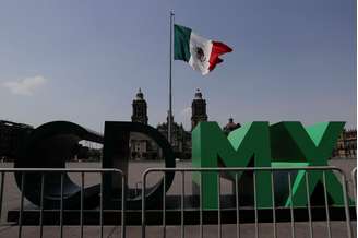 Bandeira do México hasteada na capital
13/04/2020
REUTERS/Henry Romero