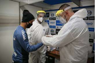 Jogadores do Grêmio passando por testagem para detecção do novo coronavírus (Foto: Divulgação/Lucas Uebel)