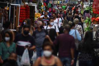 Pessoas circulam por rua de comércio popular no centro do Rio de Janeiro
29/06/2020
REUTERS/Lucas Landau