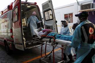 Profissionais de saúde transportam paciente com sintomas da Covid-19 para ambulância em São Paulo
02/07/2020
REUTERS/Amanda Perobelli
