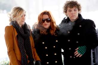 Benjmain Keough (direita) ao lado da mãe, Lisa Marie Presley, e da irmã Riley Keough em Memphis
08/01/2010 REUTERS/Nikki Boertman
