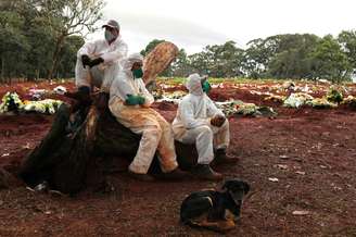 Agentes sepultadores com trajes de proteção durante pandemia de Covid-19 no cemitério de Vila Formosa, em São Paulo
27/06/2020 REUTERS/Amanda Perobelli