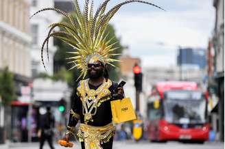 Folião em Notting Hill
31/08/2020 REUTERS/Toby Melville    
