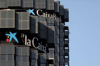 Logotipo de CaixaBank e La Caixa em Barcelona. 4/9/2020. REUTERS/Nacho Doce