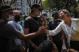 A candidata à Prefeitura, Joice Hasselmann abraça moradores de rua durante caminhada em São Paulo