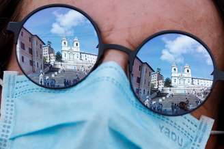 Mulher observa escadarias da Praça da Espanha, em Roma
02/10/2020
REUTERS/Guglielmo Mangiapane