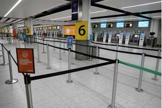 Área de check-in praticamente deserta em aeroporto em Crawley, no Reino Unido
27/11/2020
REUTERS/Peter Nicholls