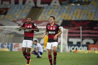 Vitinho e Pedro: dois gols e uma assistência saíram da dupla que mudou o jogo (Foto: Alexandre Vidal / Flamengo)