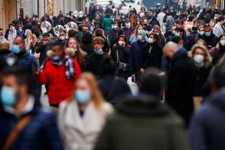 Pessoas caminham em área comercial de Roma em meio à pandemia de Covid-19 
23/12/2020 REUTERS/Guglielmo Mangiapane