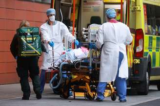Trabalhadores da área de saúde transportam paciente em meio à propagação do coronavírus no Reino Unido. 19/01/2021. REUTERS/Hannah McKay. 

