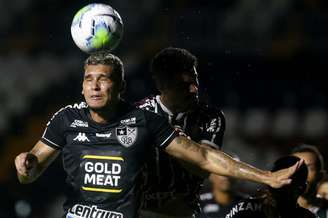 Bateu e voltou: a bola chorou com a atuação do Botafogo em São Januário (Foto: Vítor Silva/Botafogo)