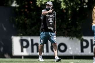 O técnico Ariel Holan deve comandar um time alternativo contra o Botafogo (FOTO: Divulgação/ Twitter do Santos)