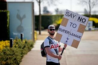 Torcedor do Tottenham protesta em Londres (Foto: Tolga Akmen / AFP)