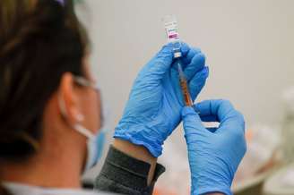 Dose de vacina da AstraZeneca é preparada em centro de imunicação em Newmarket
26/3/2021 REUTERS/Andrew Couldridge
