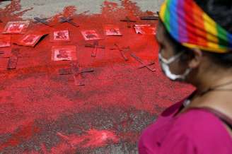 Protesto contra Bolsonaro em Manaus com fotos de políticos cobertas com tinta vermelha, representando sangue, em Manaus
 23/4/2021 REUTERS/Bruno Kelly