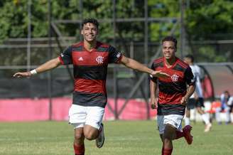 Victor Hugo (esquerda) é um dos destaques da equipe (Foto: Marcelo Cortes/Flamengo)
