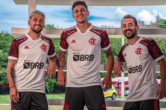 Jogadores do Flamengo posam com a nova camisa (Foto: Divulgação)