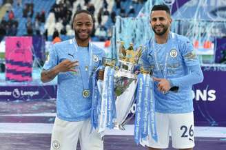 Sterling e Mahrez já conquistaram inúmeros títulos pelo Manchester City (Foto: PETER POWELL / POOL / AFP)