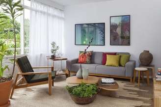 1. Almofadas coloridas para decoração de sala de visita com móveis de madeira – Foto: Pinterest
