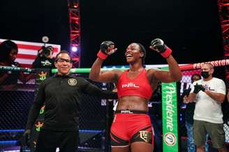 Claressa Shields estreou no MMA com vitória por nocaute no terceiro round (Foto: Divulgação/PFL)