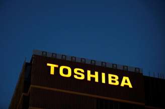 Logotipo da Toshibano topo do edifício seda da companhia, no Japão.10/6/2021.   REUTERS/Kim Kyung-Hoon