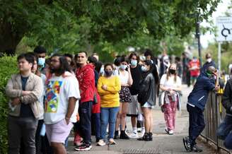 Pessoas em fila para a vacinação de adultos contra a Covid-19 em Londres, Reino Unido
06/06/2021 REUTERS/Henry Nicholls