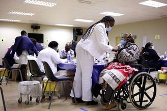 Mulher recebe dose de vacina contra a Covid-19 em Johanesburgo
17/05/2021
REUTERS/Siphiwe Sibeko