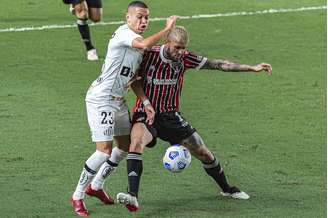 Liziero foi alvo da torcida do São Paulo após falha no clássico contra o Santos