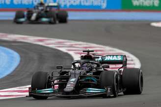 Lewis Hamilton saiu derrotado da França após chegar em segundo e ser superado por Max Verstappen 
