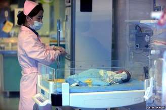Na China, sequestro de bebês é um problema há décadas. Na foto, enfermeira cuida de bebê resgatado em Sichuan, 2012