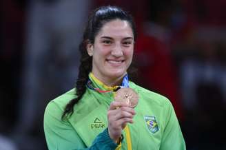 Mayra Aguiar fez história ao conquistar a medalha de bronze em Tóquio (Foto: FRANCK FIFE / AFP)