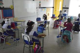 Alunos utilizam máscara na sala de aula no retorno das atividades presenciais 