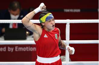 Bia Ferreira vibra após vencer Kodirova nesta terça-feira, na semifinal da categoria até 60kg Gaspar Nóbrega/COB