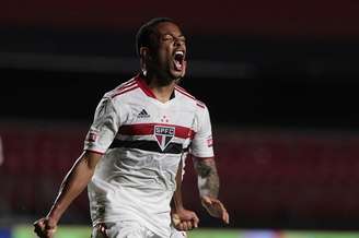 Welington deixou o campo machucado no Choque-Rei pela Libertadores (Foto: Rubens Chiri/saopaulofc.net)