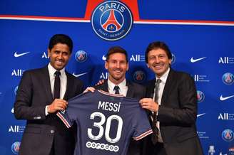 Messi recebe camisa do PSG 