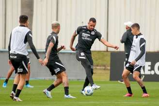 Renato Augusto treinou com bola na atividade desta segunda-feira (16) (Foto: Rodrigo Coca/Ag.Corinthians)