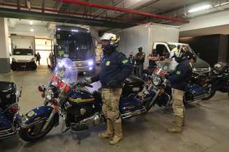 Policiais federais escoltam ônibus da seleção argentina