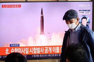 Pessoas em Seul assistem reportagem na TV sobre lançamento de mísseis pela Coreia do Norte 
15/09/2021 REUTERS/Kim Hong-Ji