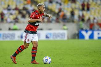 O lateral-direito Matheuzinho em ação pelo Flamengo, contra o Grêmio, no Maracanã (Foto: Marcelo Cortes/CRF)