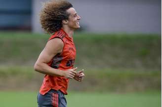 David Luiz corre durante o último treino do Flamengo para o jogo desta quarta-feira