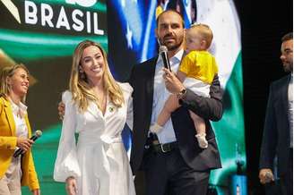 Esposa de Eduardo Bolsonaro anuncia que ela e filha pegaram covid-19