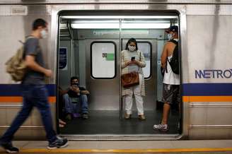 Pessoas usam máscara em metrô de Brasília
08/07/2020 REUTERS/Adriano Machado