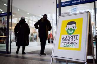 Placa dizendo "entrada somente com máscara" em shopping na Alemanha
REUTERS/Fabian Bimmer