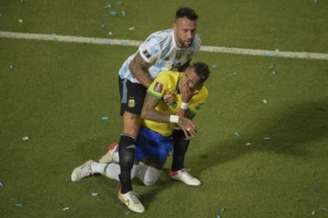 Otamendi sequer levou cartão amarelo após cotovelada em Raphinha (Foto: ANDRES LARROVERE / AFP)