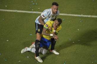 Otamendi agrediu Raphinha com uma cotovelada na boca (Foto: ANDRES LARROVERE / AFP)