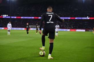 Mbappé segue com o futuro indefinido (FOTO: Twitter do PSG)