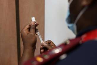 Agente de saúde prepara dose da vacina contra Covid-19 em Dutywa, na África do Sul
29/11/2021 REUTERS/Siphiwe Sibeko