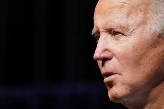 Presidente dos EUA, Joe Biden, visita Instituto Nacional de Saúde, em Maryland
02/12/2021
REUTERS/Kevin Lamarque