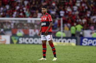 Matheus França em ação contra o Santos, em sua estreia no time principal do Flamengo (Foto: Marcelo Cortes/CRF)