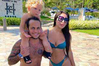 Thammy e Andressa com o filho Bento